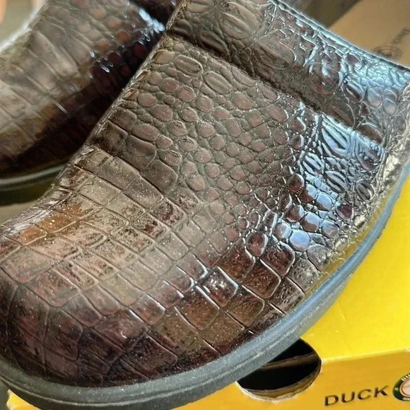 Duck Head Becky brown croco clogs size 11 new in box - Picture 2 of 5